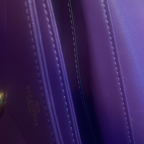 VALENTINO GARAVANI PURPLE ONE STUD NAPPA BAG WITH CHAI N - Picture 4 of 5